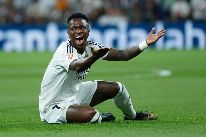 Vinicius protesta desde el suelo una falta en el Real Madrid-Alavés (FOTO: EFE).