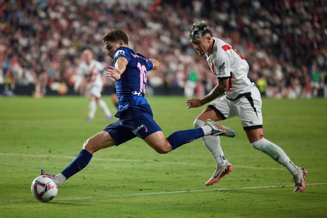 Ratiu intentando defender a Julián Álvarez en el Rayo-Atlético (Foto: Cordon Press).