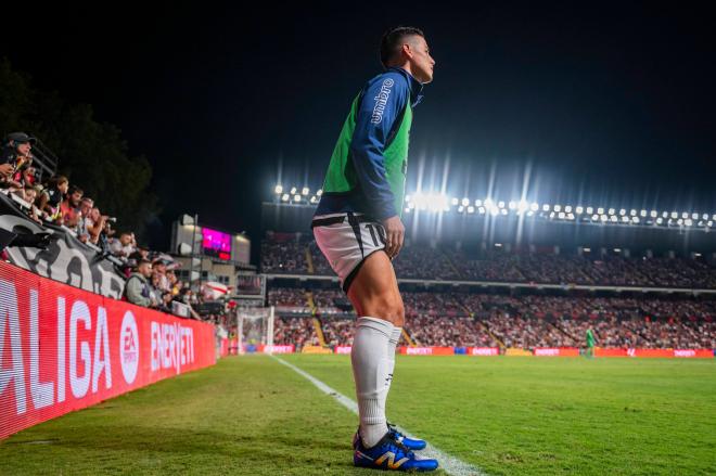 James Rodríguez calienta en la banda de Vallecas (FOTO: Cordón Press)