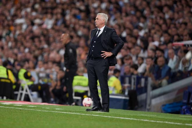 Carlo Ancelotti, en la banda del Bernabéu durante el Real Madrid-Alavés (FOTO: Cordón Press).