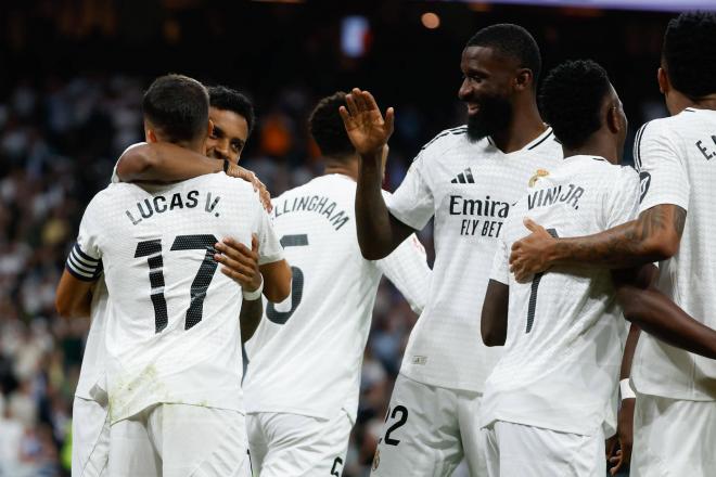 Lucas Vázquez celebra el gol con sus compañeros en el Real Madrid-Alavés (FOTO: Cordón Press).