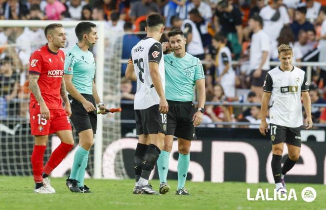 Miguel Ángel Ortiz Arias explica a Pepelu la acción del penalti (Foto: LALIGA).