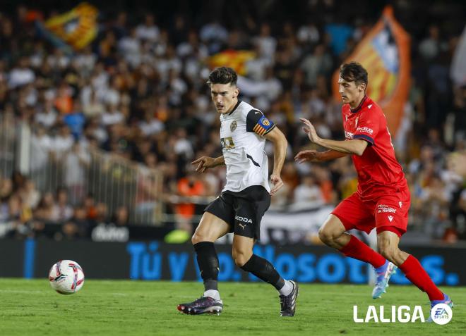 Ante Budimir, posible autor de un penalti, presiona a Pepelu (Foto: LALIGA).