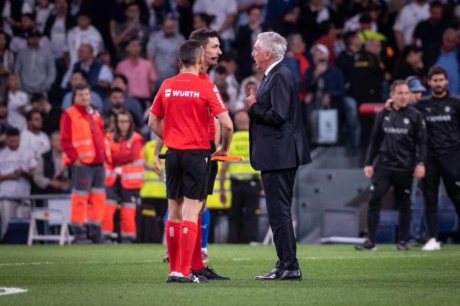 Carlo Ancelotti conversa con Muñiz Ruiz al final del Real Madrid-Alavés (FOTO: Cordón Press).