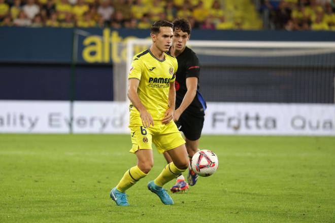 Denis Suárez controla un balón en el Villarreal-Barcelona (Foto: Cordon Press).