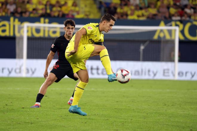 Denis Suárez controla un balón en el Villarreal-Barcelona (Foto: Cordon Press).