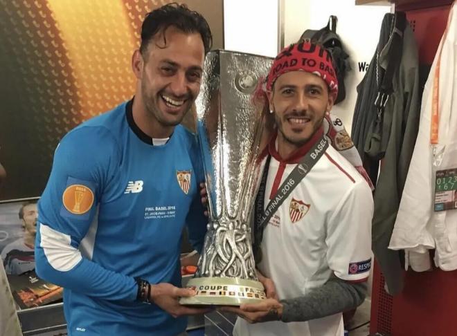 Beto y Diogo Figueiras posan con la Europa League.