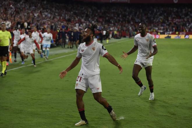 Ejuke y Lukebakio celebran el gol del nigeriano al Valladolid (Foto: Kiko Hurtado).