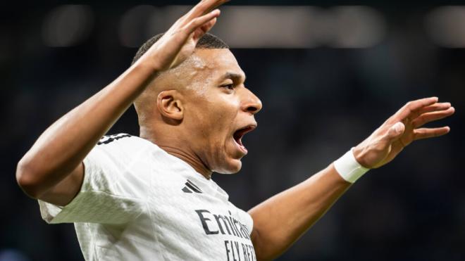 Kylian Mbappé anotó un nuevo gol en el Real Madrid y se marchó sustituido (foto: Cordon Press).