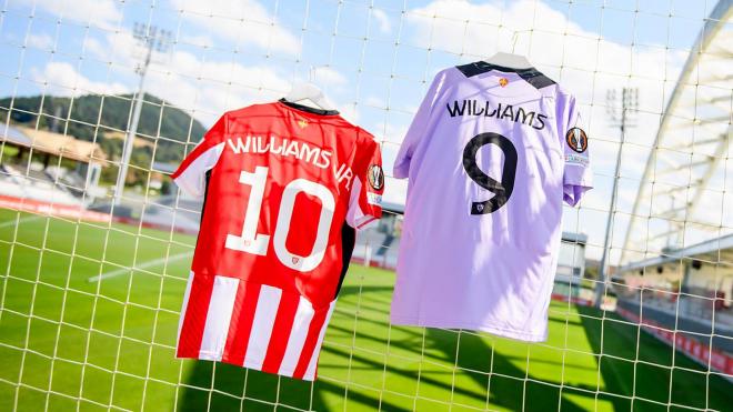 Las camisetas europeas de los hermanos Williams, en Lezama ante el arco, antes del vuelo de este miércoles a Roma (Foto: Athletic Club).