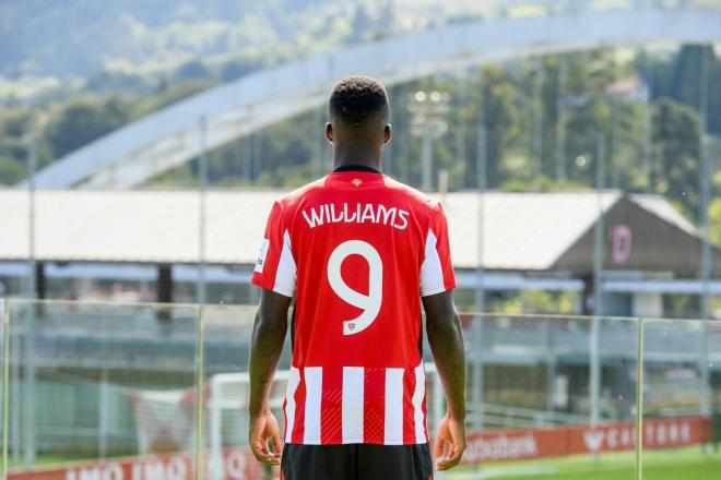 Símbolos: Iñaki Williams posa ante el arco en Lezama (Foto: Athletic Club).