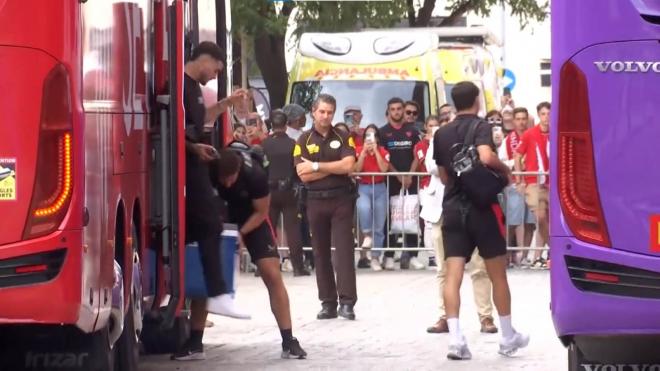 Isaac Romero baja del autobús antes del Sevilla-Valladolid