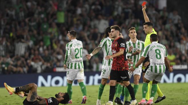 Lo Celso es expulsado por su entrada a Samu Costa aunque el VAR rectifica la roja. (Kiko Hurtado)