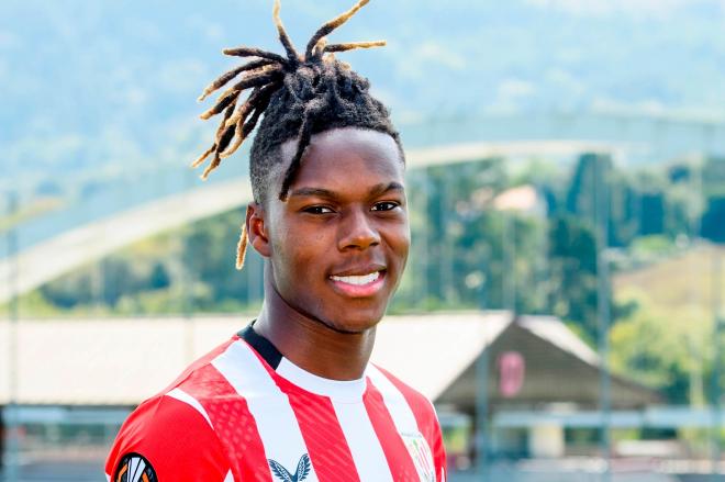 La sonrisa de Nico Williams, que aquí posa ante el arco en Lezama (Foto: Athletic Club).