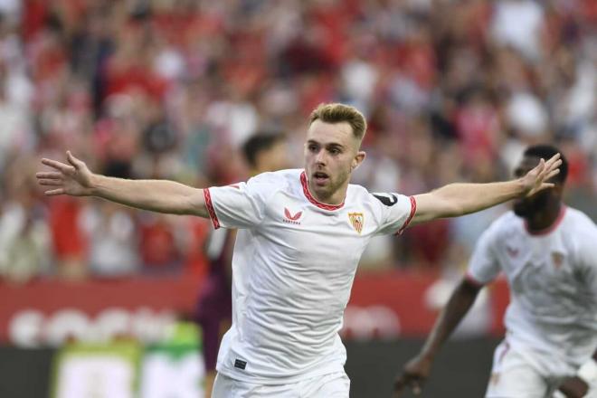 Peque celebra su gol en el Sevilla-Valladolid (Foto: Kiko Hurtado).