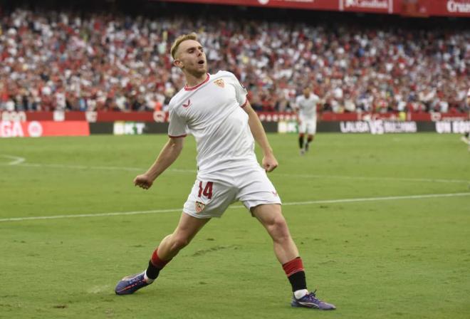 Peque celebra su gol en el Sevilla-Valladolid (Foto: Kiko Hurtado).