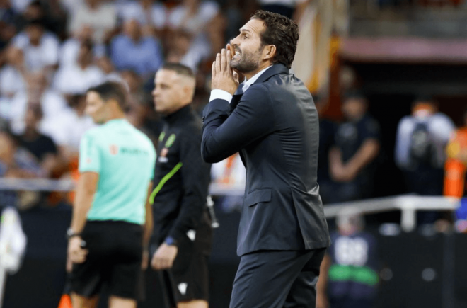 Rubén Baraja, entrenador del Valencia CF, ante el CA Osasuna (Foto: LALIGA).