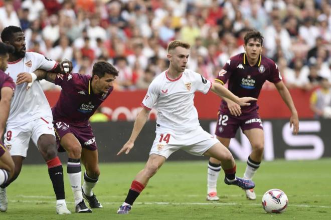 Peque, ante Juric y Mario Martín, en el Sevilla - Real Valladolid (Foto: Kiko Hurtado).