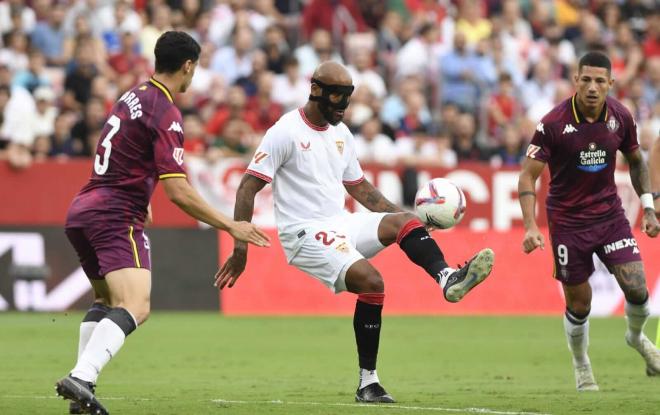 Marcao, con máscara, en el Sevilla-Valladolid (Foto: Kiko Hurtado).