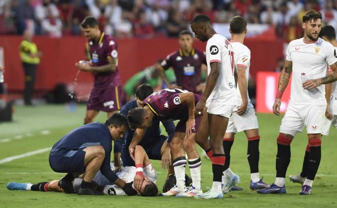 Saúl Ñíguez, lesionado en el Sevilla-Valladolid (Foto: Kiko Hurtado).