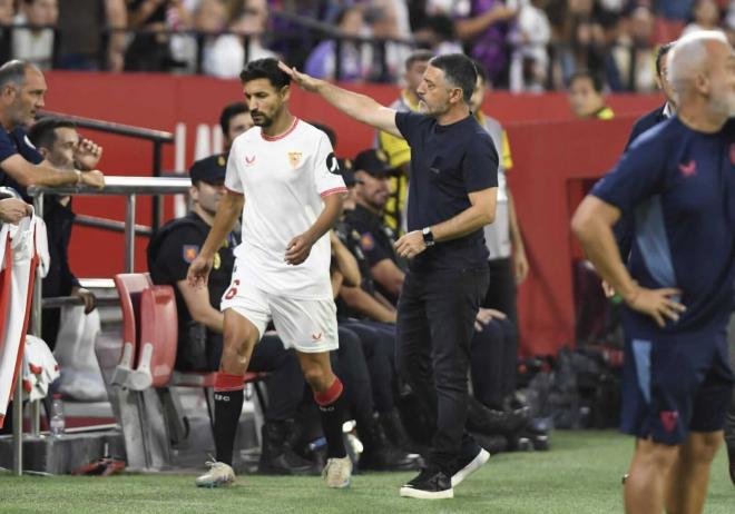 Jesús Navas y García Pimienta, en el Sevilla-Valladolid (Foto: Kiko Hurtado).