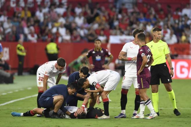 Saúl Ñíguez, lesionado en el Sevilla-Valladolid (Foto: Kiko Hurtado).