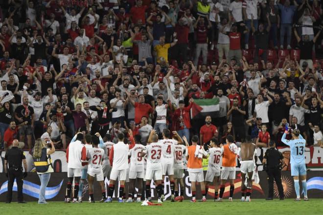 La plantilla del Sevilla celebra la victoria ante el Valladolid (Foto: Kiko Hurtado).