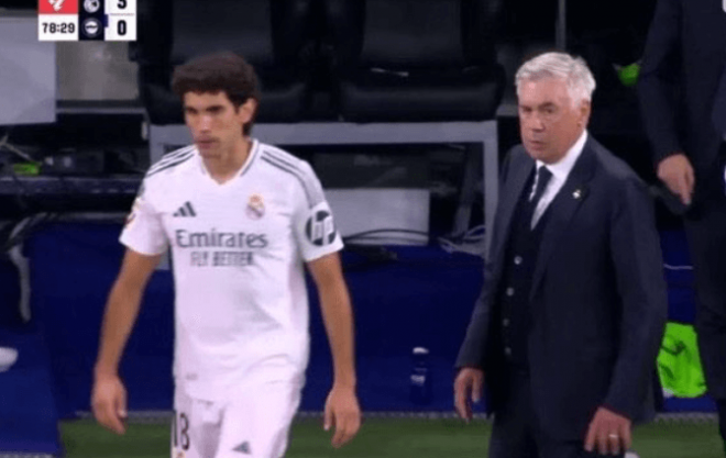 Vallejo, junto a Ancelotti en el Real Madrid-Alavés.