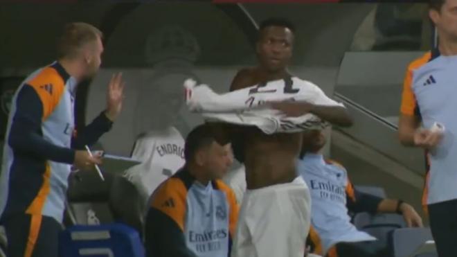 Vinicius colocándose la camiseta de Lucas Vázquez antes de salir al campo (Captura 'DAZN')