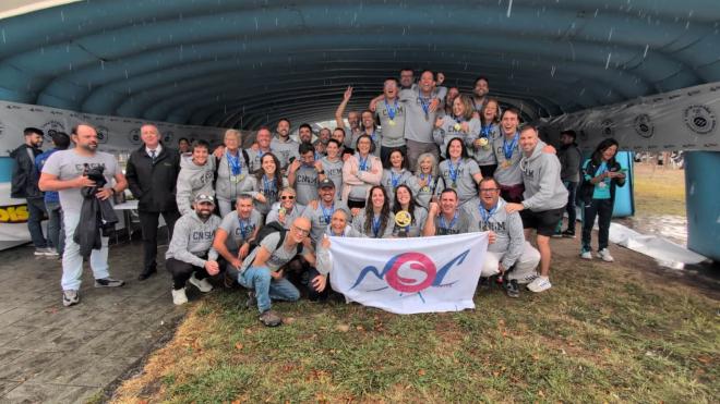 El Natación Sevilla celebra el triunfo en Ourense.