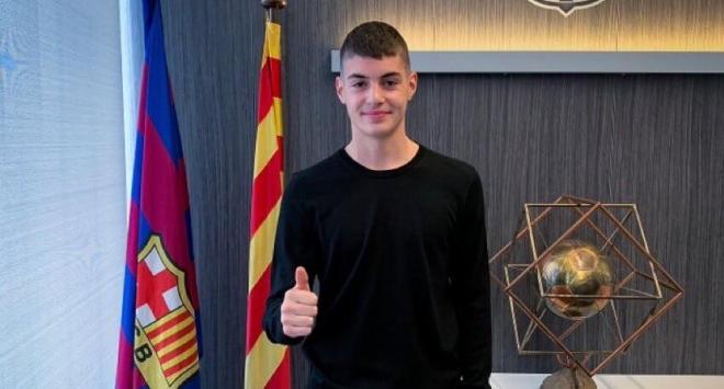 Yaakobishvili posa en la firma de su renovación con el Barcelona.