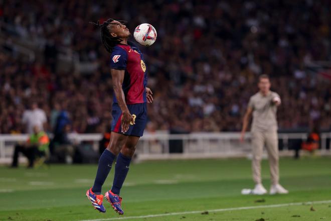 Jules Koundé controla un balón en el Barcelona-Getafe (Foto: Cordon Press).