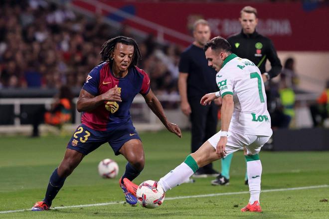 Jules Koundé trata de marcharse de Álex Sola en el Barcelona-Getafe (Foto: Cordon Press).