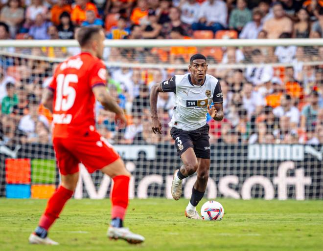 Cristhian Mosquera, ante el CA Osasuna (Foto: Valencia CF).