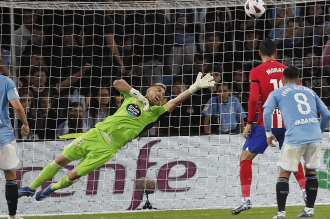 Guaita, ante Griezmann, en su debut con el Celta (Foto: LaLiga).