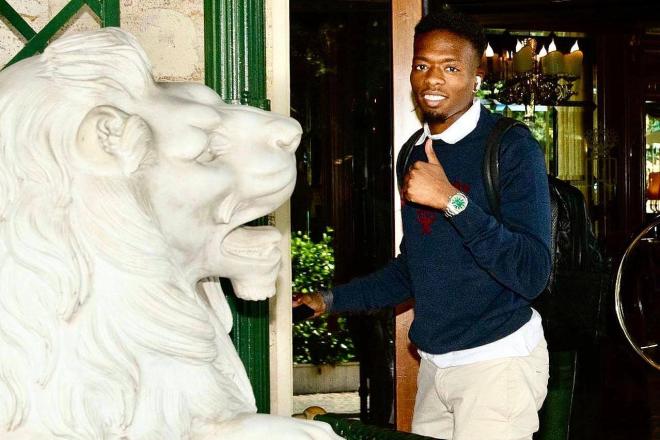 Álvaro Djaló posa con un león de mármol ante el hotel del equipo en Roma (Foto: Athletic Club).