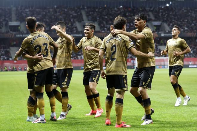 Los jugadores de la Real Sociedad celebran su gol al Niza.