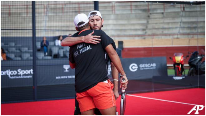 Santi Frugoni y Matías Del Moral tras ganar a Noé Navarro y Relis Ferreyra y pasar a octavos de final. (Fuente: @A1PadelOfficial)