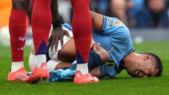 Rodrigo Hernández tendido sobre el césped del Etihad (Foto: Cordon Press)