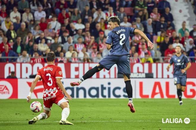 Miguel Gutiérrez y Andrei Ratiu pelean un balón en el Girona-Rayo (Foto: LALIGA).