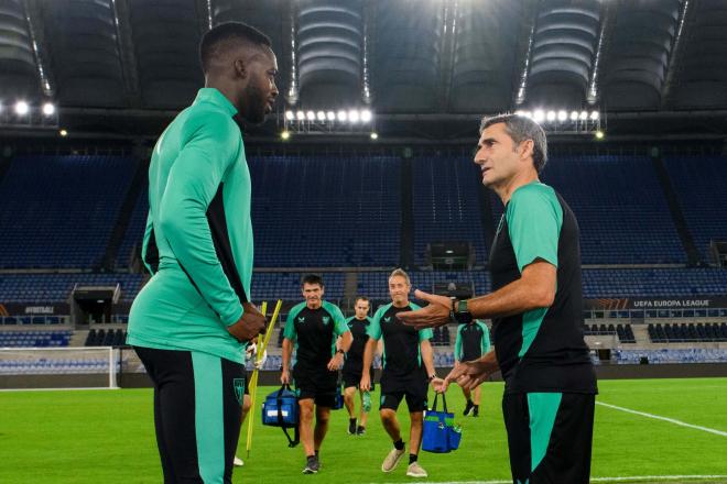 Ernesto Valverde alecciona a Iñaki Williams en un entrenamiento en el Estadio Olímpico de Roma (Foto: Athletic Club).