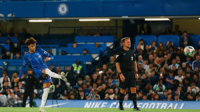 Joao Félix lanza una falta ante el Barrow (@chelseafc)