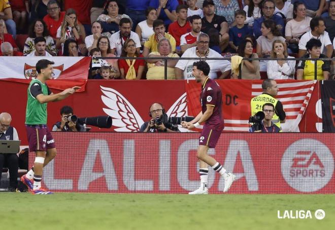 Kike Pérez celebra el gol en Sevilla.