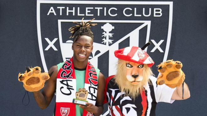 Nico Williams posa con el león de la Peña Garras Taldea (Foto: Athletic Club).