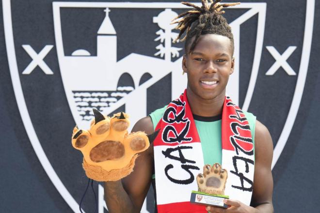 Nico Williams con la Garra de león de la Peña Garras Taldea, le toca ir a por el Real Madrid (Foto: Athletic Club).