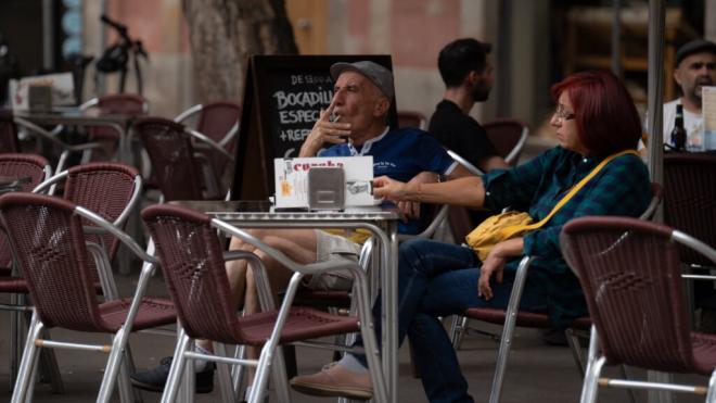 Un hombre fuma sentado en la mesa de una terraza en Barcelona (Foto: Europa Press)