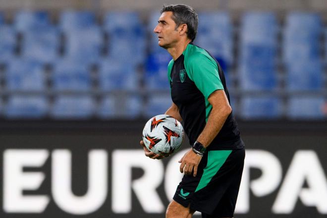 Ernesto Valverde entrenando a su equipo en una salida de UEFA Europa League (Foto: Athletic Club).