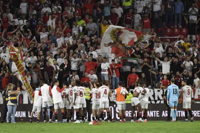 Valentín Barco, en la celebración de la victoria, con sus compañeros (Foto: Kiko Hurtado).