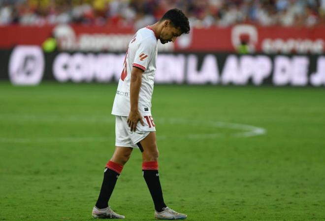 Jesús Navas, doliéndose tras una acción (Foto: Kiko Hurtado).