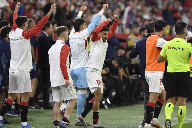 La celebración de Jesús Navas tras vencer al Real Valladolid (Foto: Kiko Hurtado).